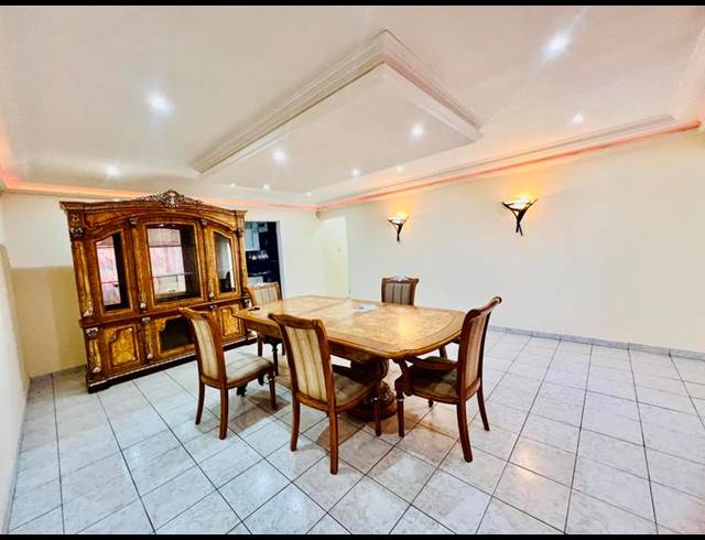 4 BEDROOM HOUSE FOR SALE IN CASTLE HILL